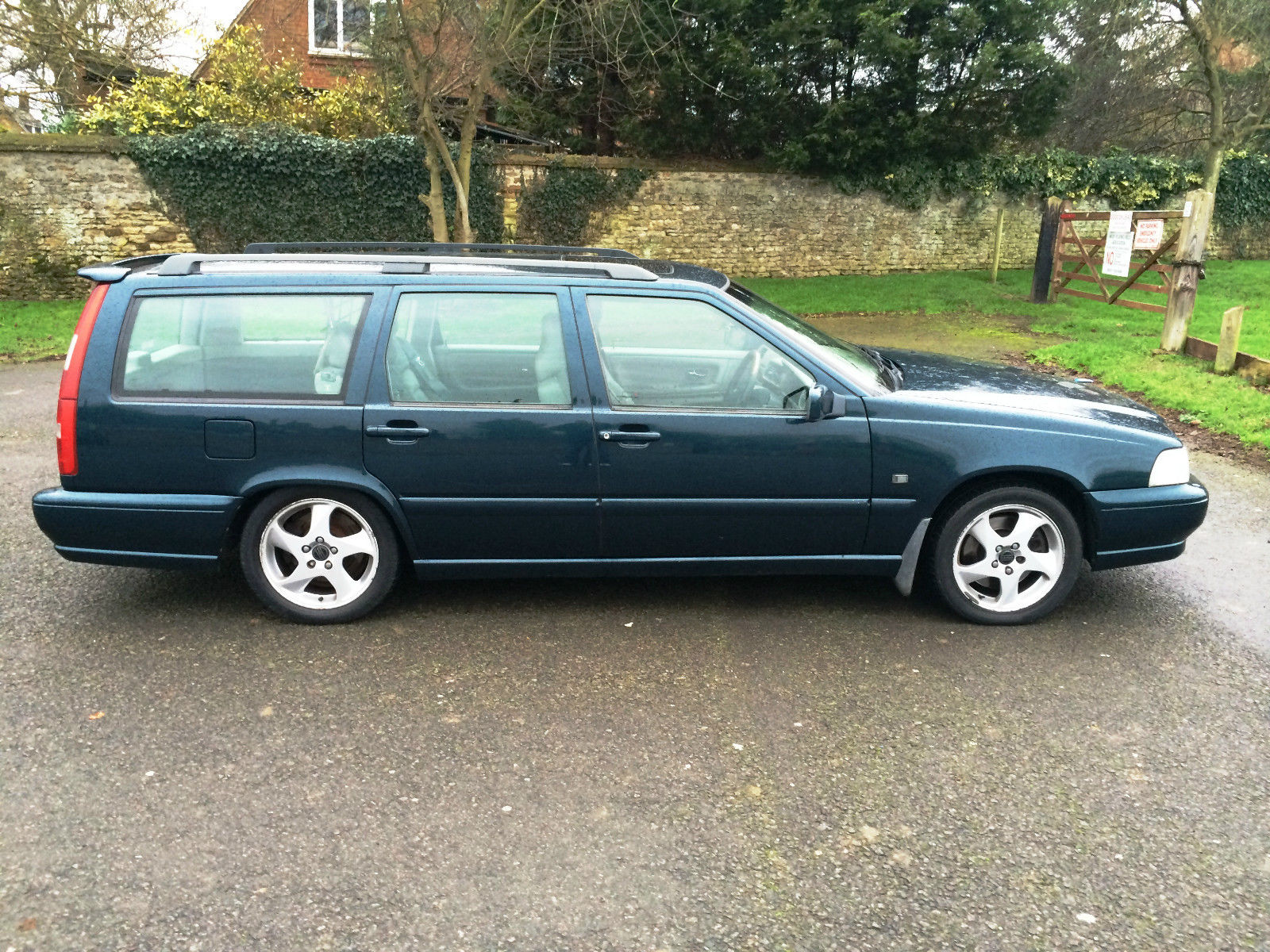 Name:  1999 volvo t5 rear arches.JPG
Views: 0
Size:  532.9 KB