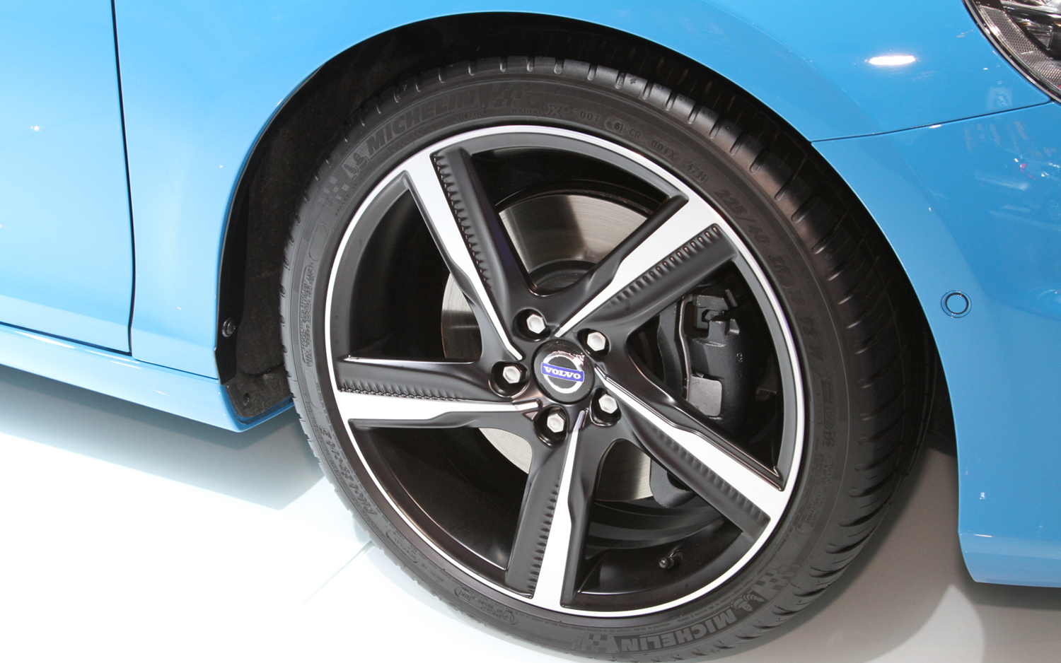 Name:  Volvo-V40-R-Design-wheel.jpg
Views: 0
Size:  786.6 KB